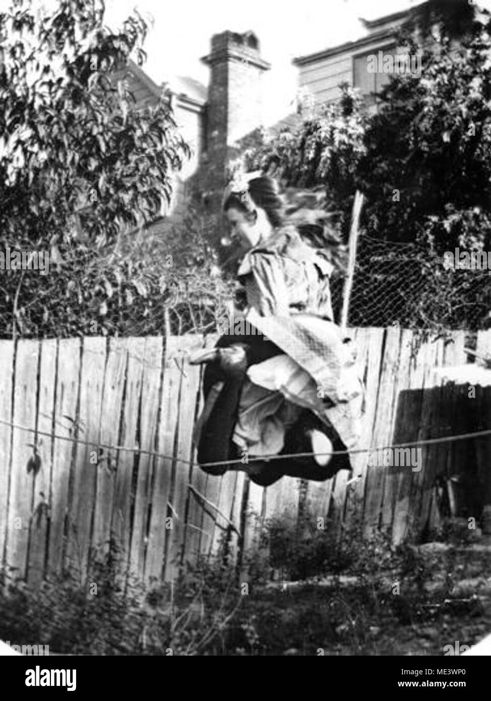 Aktion geschossen von einem Mädchen, das seilspringen in einem Hinterhof. Stockfoto
