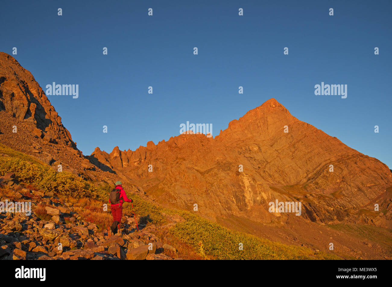 Frau wandern zu gebrochenen Hand Pass auf dem Weg nach Crestone Nadel Peak im ersten Licht des Morgens Stockfoto Frau wandern zu gebrochenen Hand Pass auf dem Weg nach Crestone Nadel Peak im ersten Licht des Morgens Stockfoto