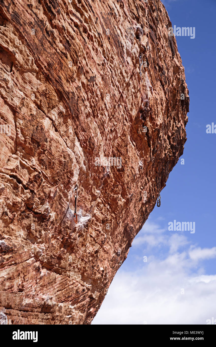 Steil überhängenden Felsen klettern am Roten Felsen Conservation Area mit Quick zeichnet hängen an Schrauben Stockfoto