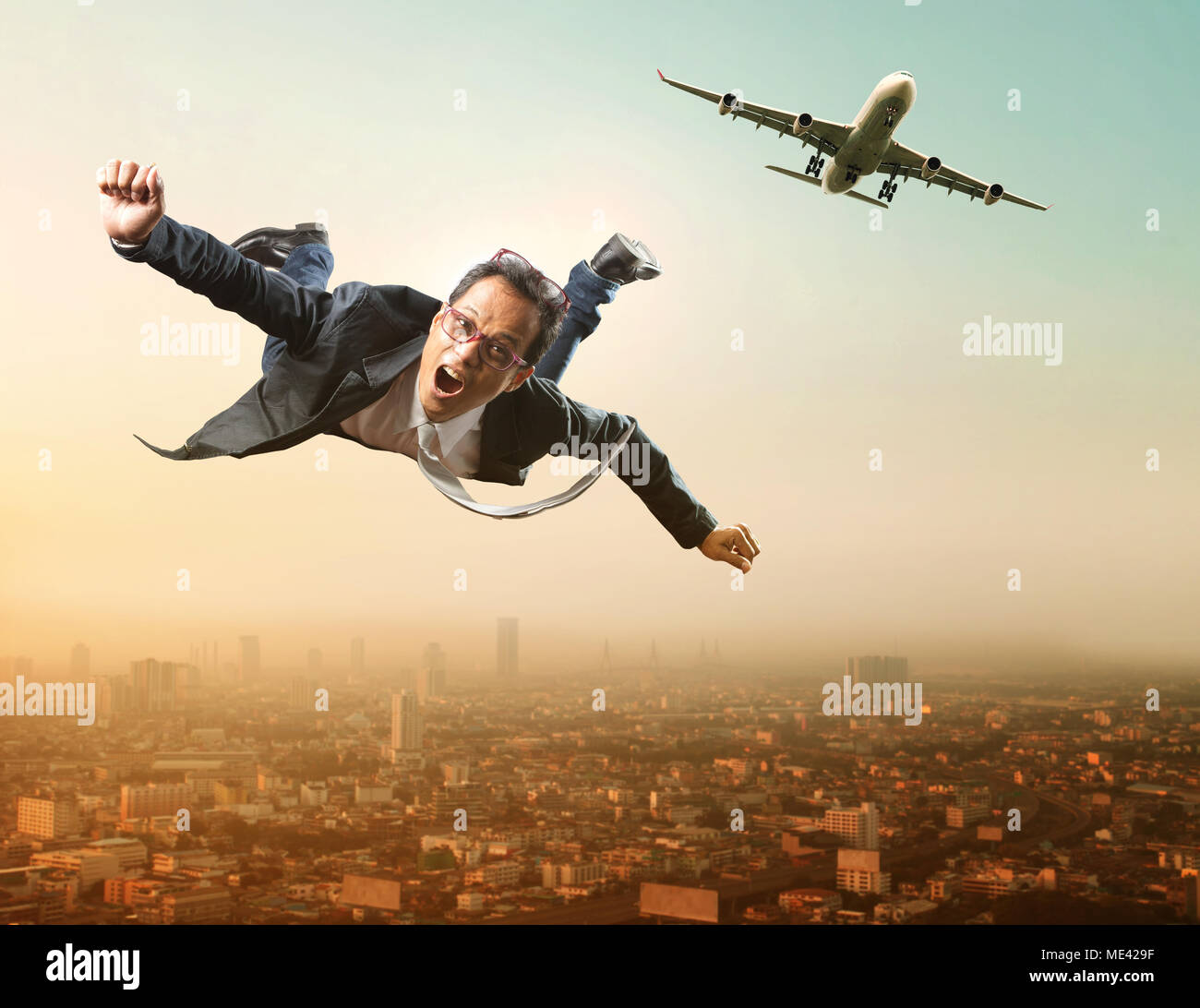 Business Mann fliegen aus Pkw Flugzeug über Wolkenkratzer fliegen Stockfoto