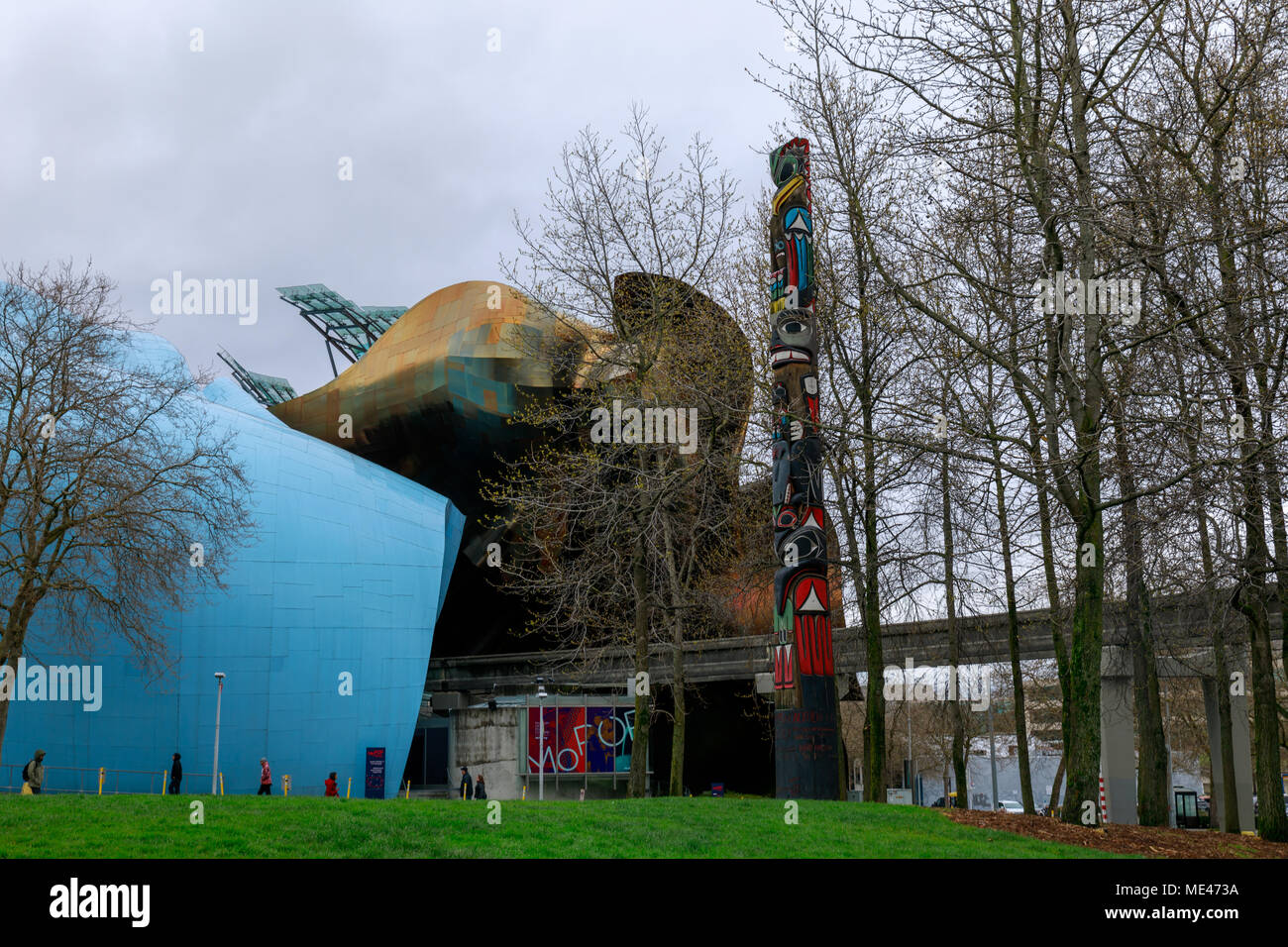 Seattle, Washington - April 9, 2018: Das Museum der Pop Kultur (MoPOP), früher genannt das Experience Music Project, in der Nähe des Seattle Space Needle. Stockfoto