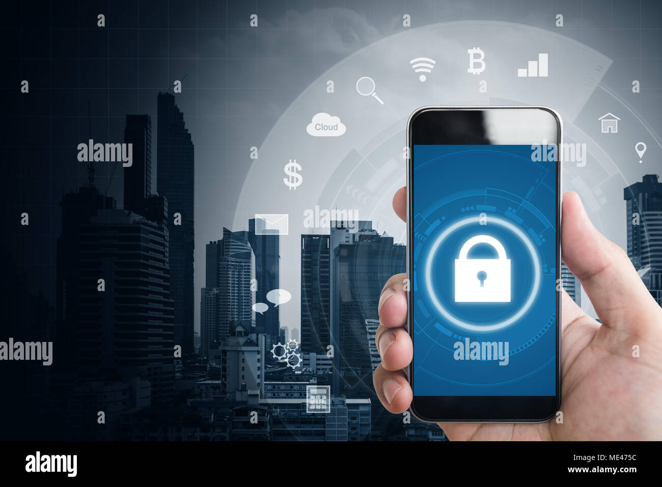 Mobile und Internet online Sicherheit System. Hand mit smart phone mit Schloss- und Anwendungssymbole Stockfoto