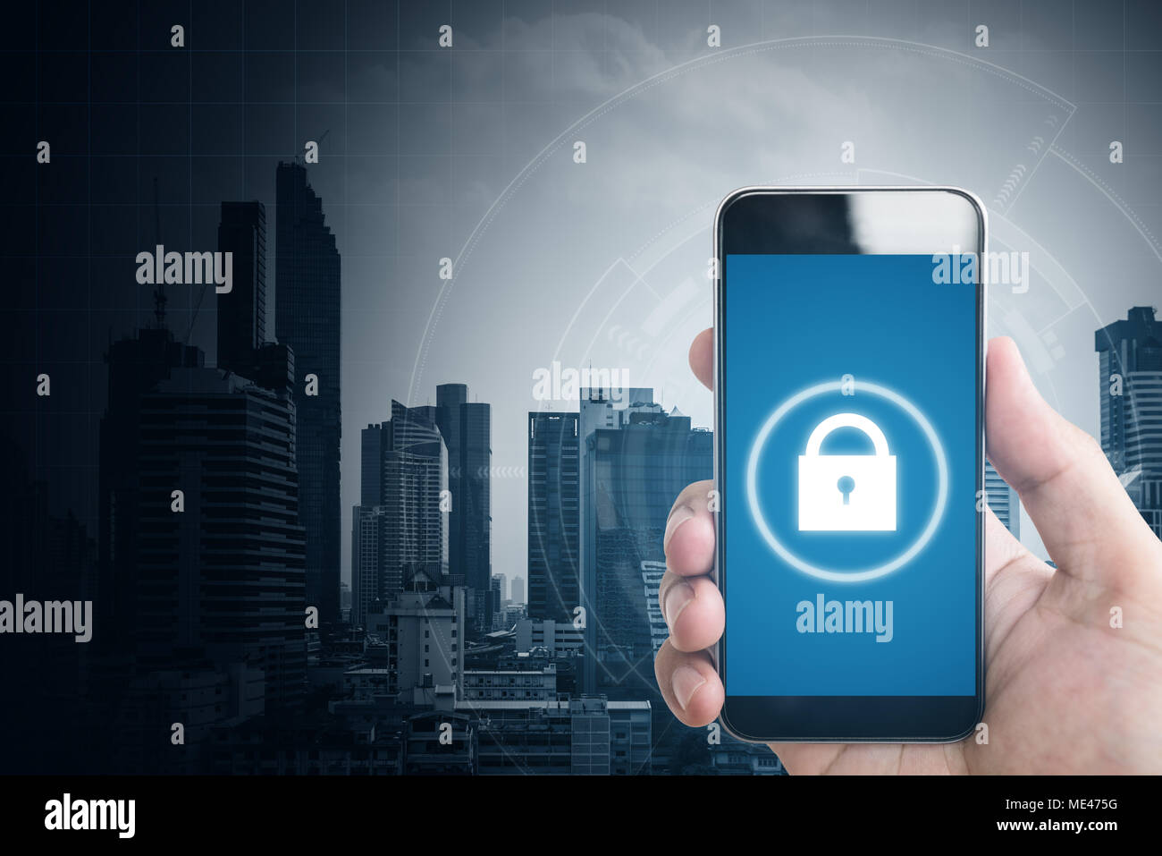 Mobile und Internet online Sicherheit System. Hand mit smart phone mit Sperrsymbol auf dem Display Stockfoto