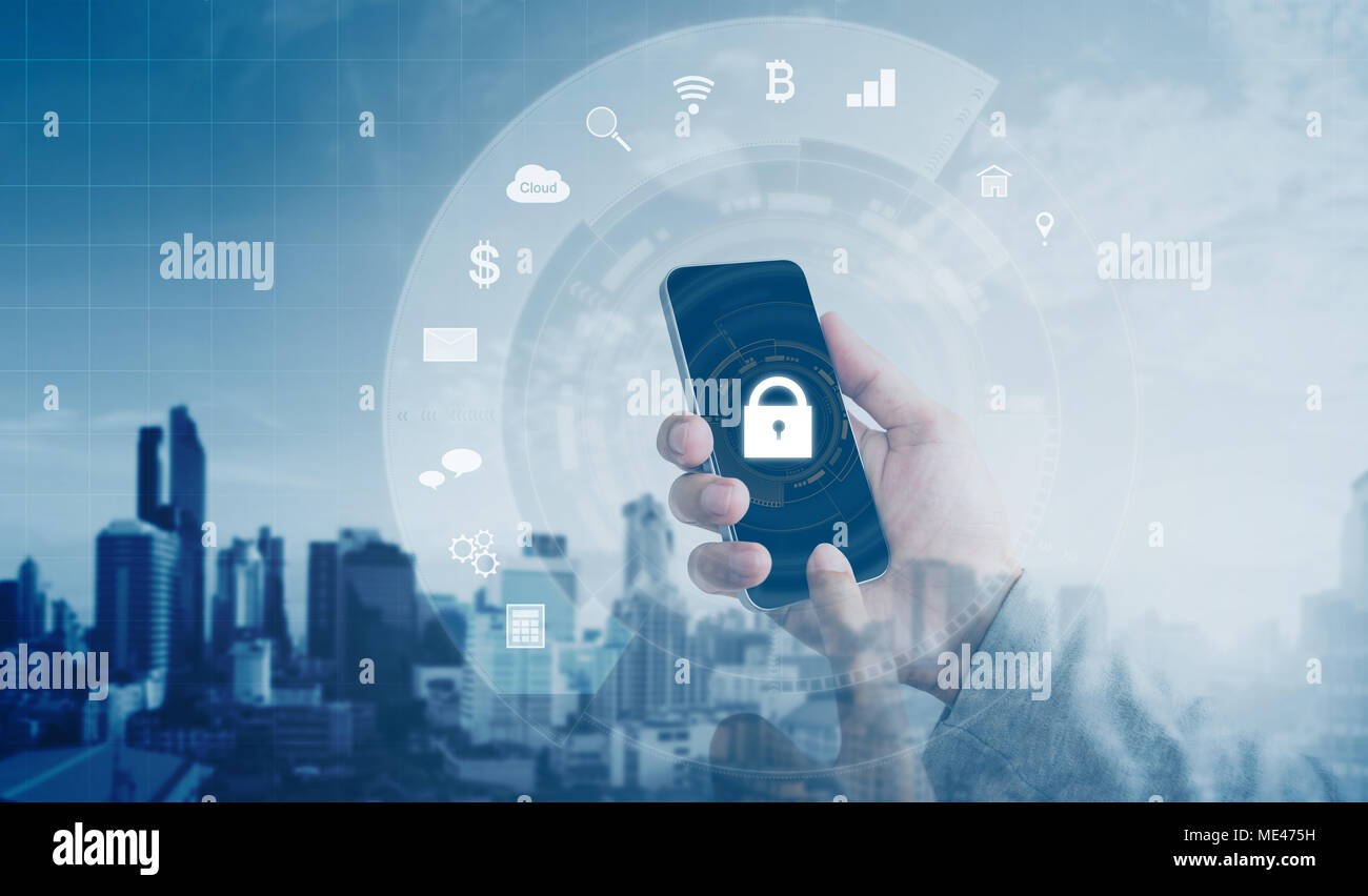 Mobile und Internet online Sicherheit System. Hand mit smart phone mit Schloss- und Anwendungssymbole Stockfoto