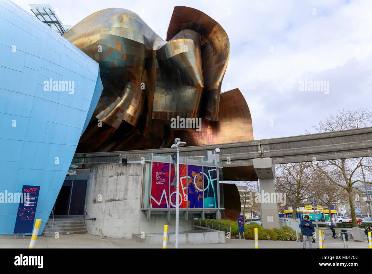 Seattle, Washington - April 9, 2018: Das Museum der Pop Kultur (MoPOP) und der Monorail in Seattle. Stockfoto