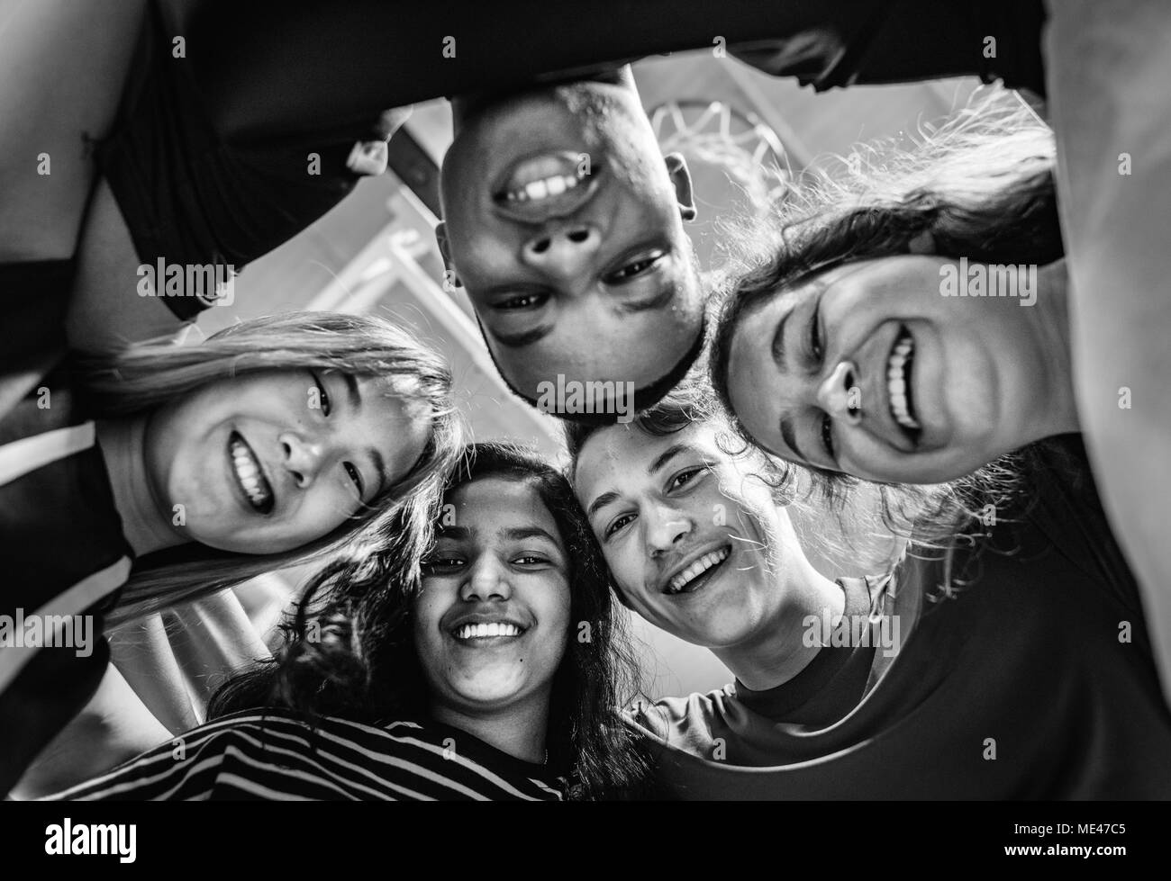 Gruppe von Jugendlichen Freunde auf einen Basketballplatz Teamarbeit und Zweisamkeit Konzept Stockfoto