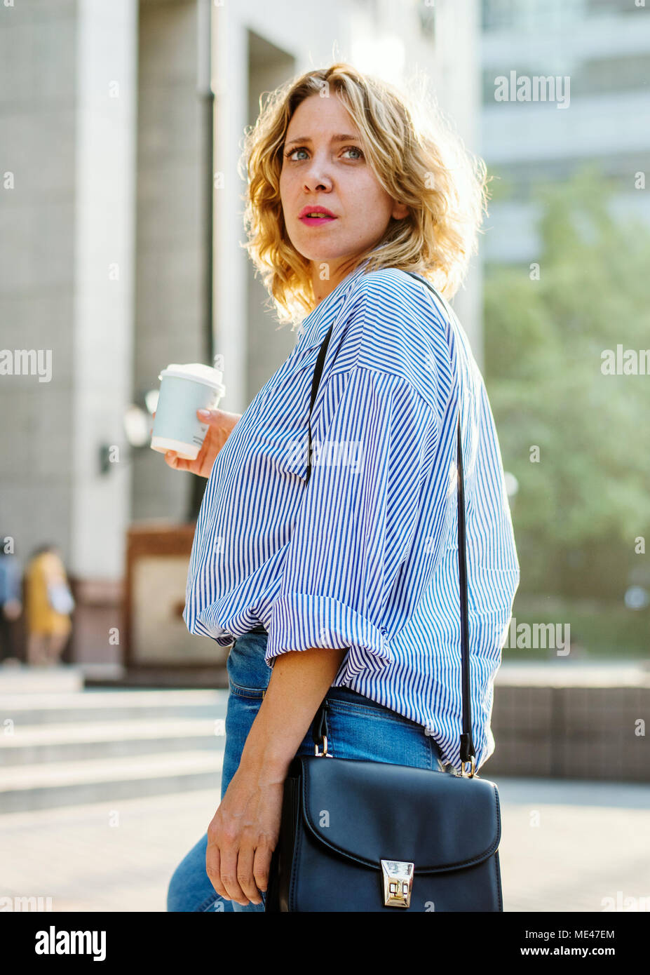 Business Frau mit einer Tasse Kaffee Stockfoto