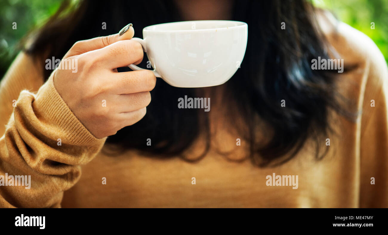 Frau genießen Kaffee am Wochenende Stockfoto