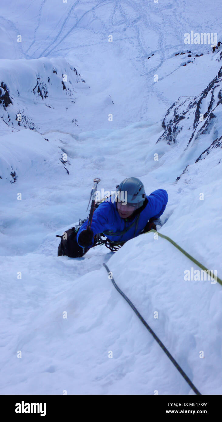 Männliche Eiskletterer auf einem steilen Eisfall in den Schweizer Alpen in der Nähe von Davos. Stockfoto