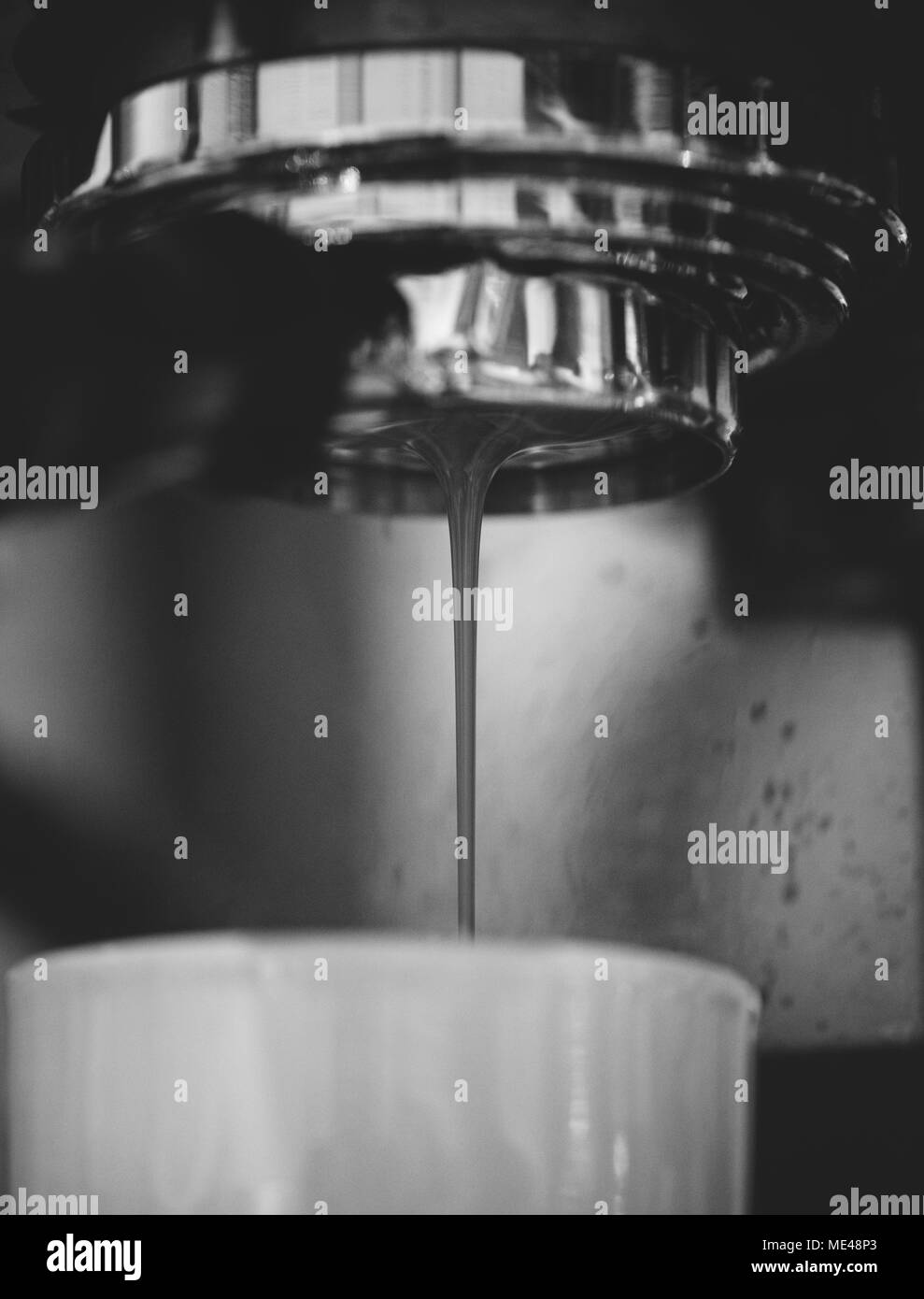Nahaufnahme von Kaffeemaschine, Espresso trinken Stockfoto