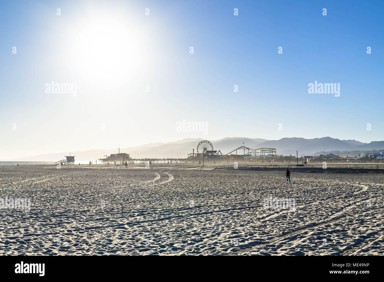 Sonnenaufgang auf einem großen Sandstrand. Am frühen Morgen Stockfoto