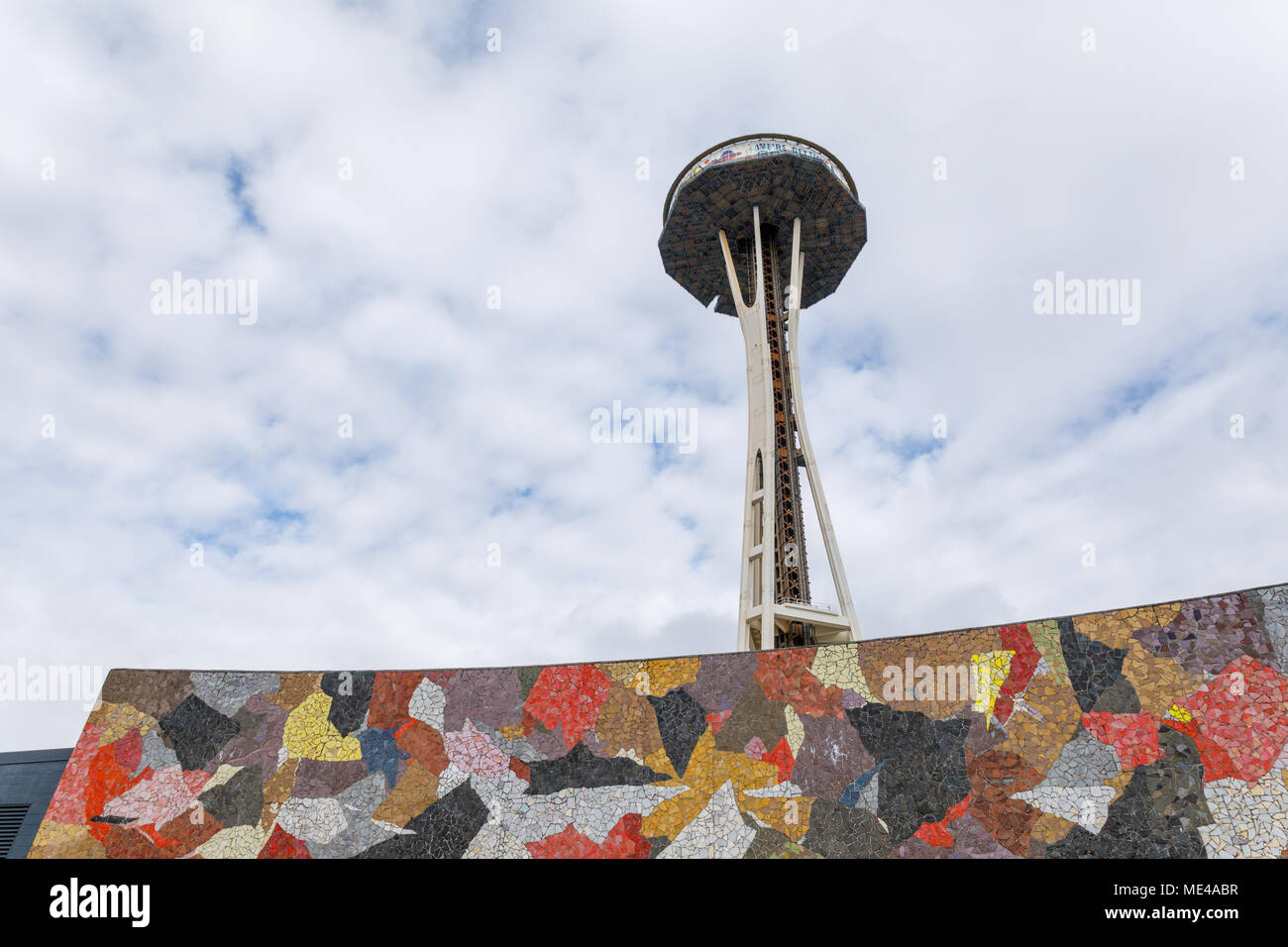 Seattle, Washington - April 9, 2018: Seattle Space Needle unter Umbau Bau, ein Aussichtsturm gebaut für die Weltausstellung 1962 Stockfoto