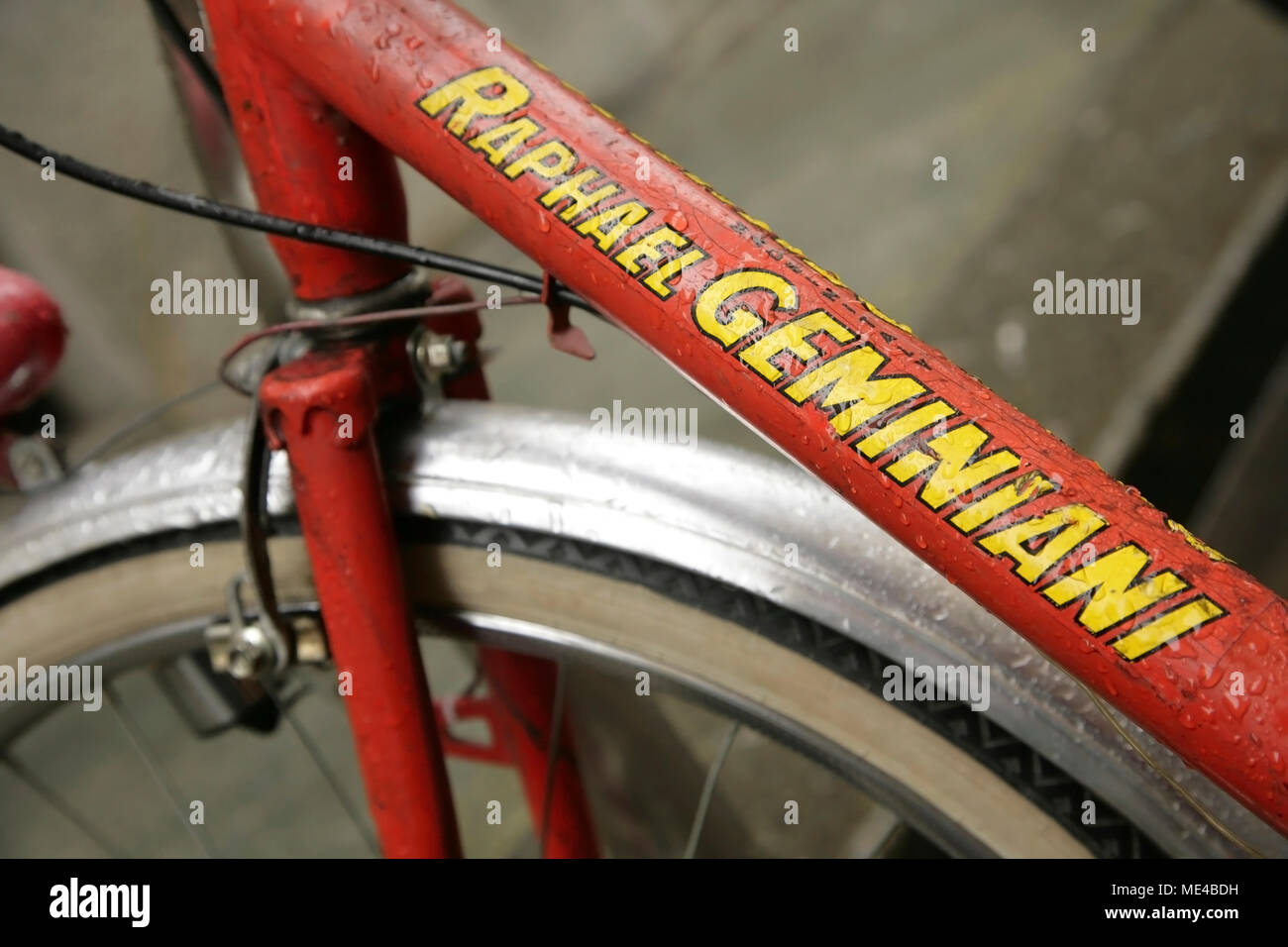 Vintage red Raphael Geminiani branded Klapprad, Italien Stockfotografie -  Alamy