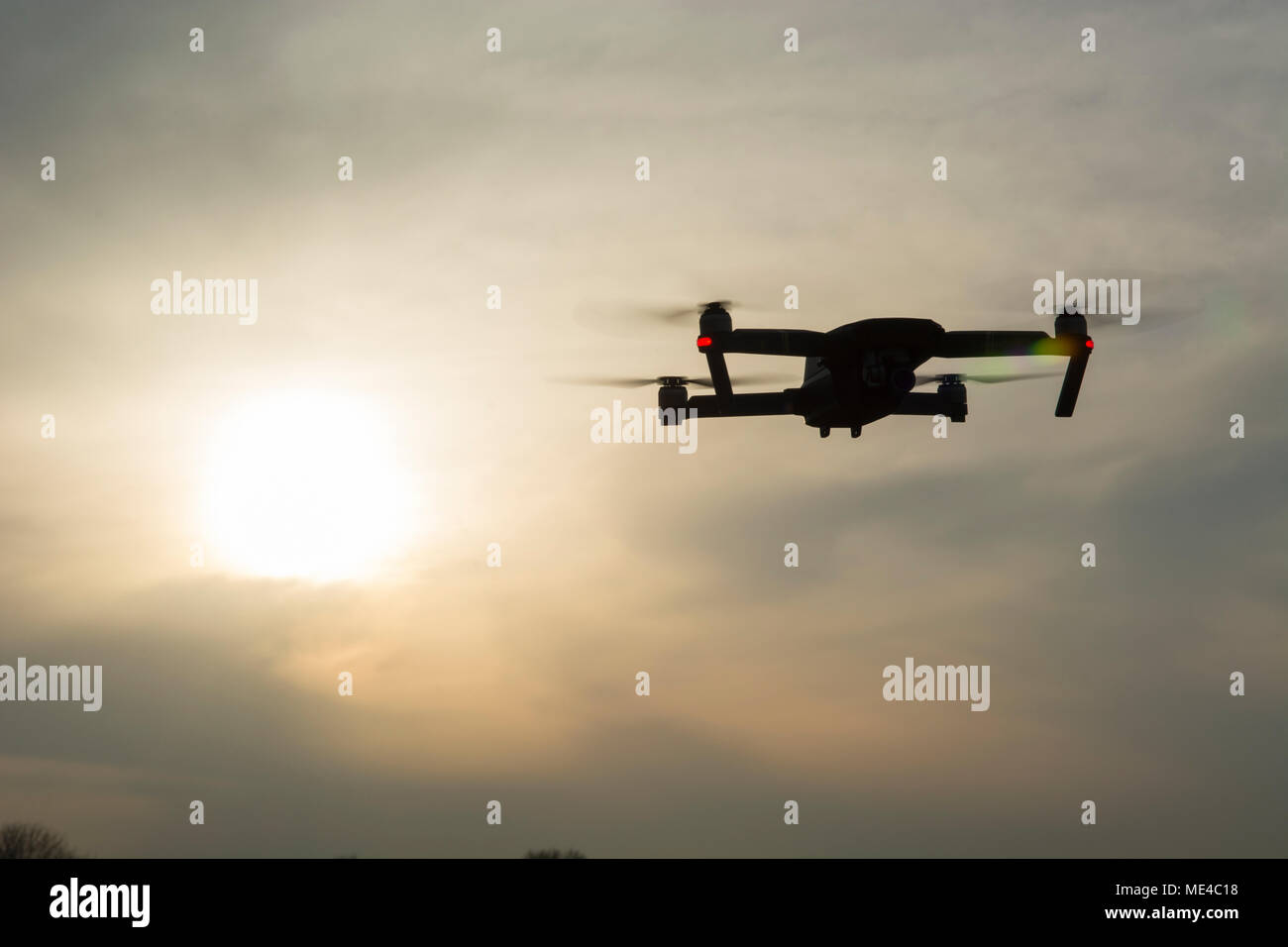 Drone Kamera schwebt Stockfoto