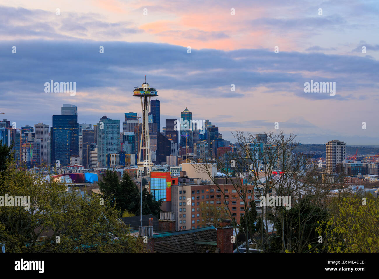 Seattle, Washington - April 9, 2018: Blick auf Downtown Seattle Skyline bei Sonnenaufgang in Washington. Stockfoto