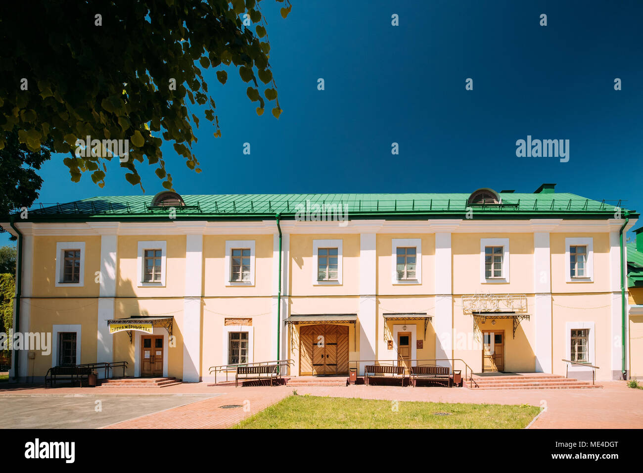 Polotsk, Belarus. Anzeigen von Polotsk State University im Gebäude des ehemaligen Jesuitenkollegs im Sommer sonnigen Tag. Stockfoto