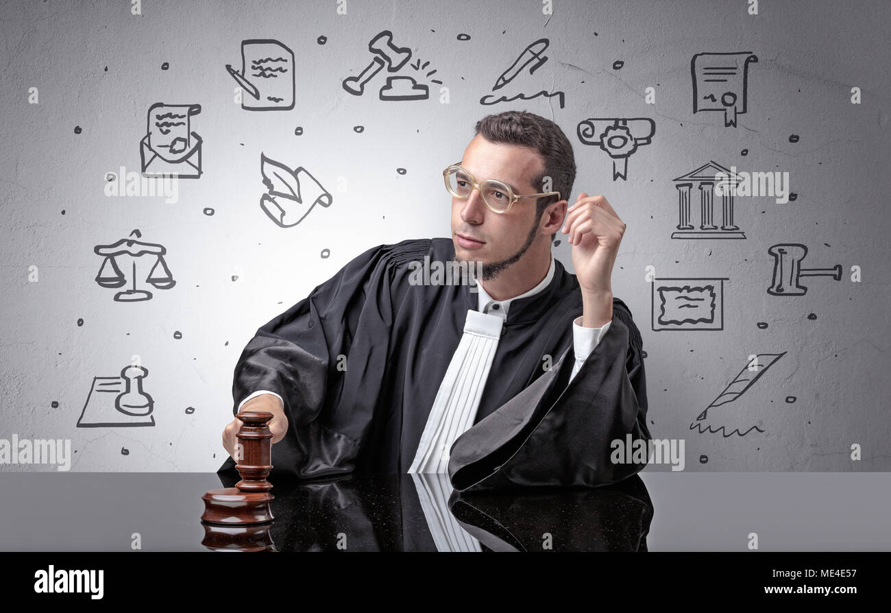 Stattliche Richter mit Gericht Symbole um Stockfoto