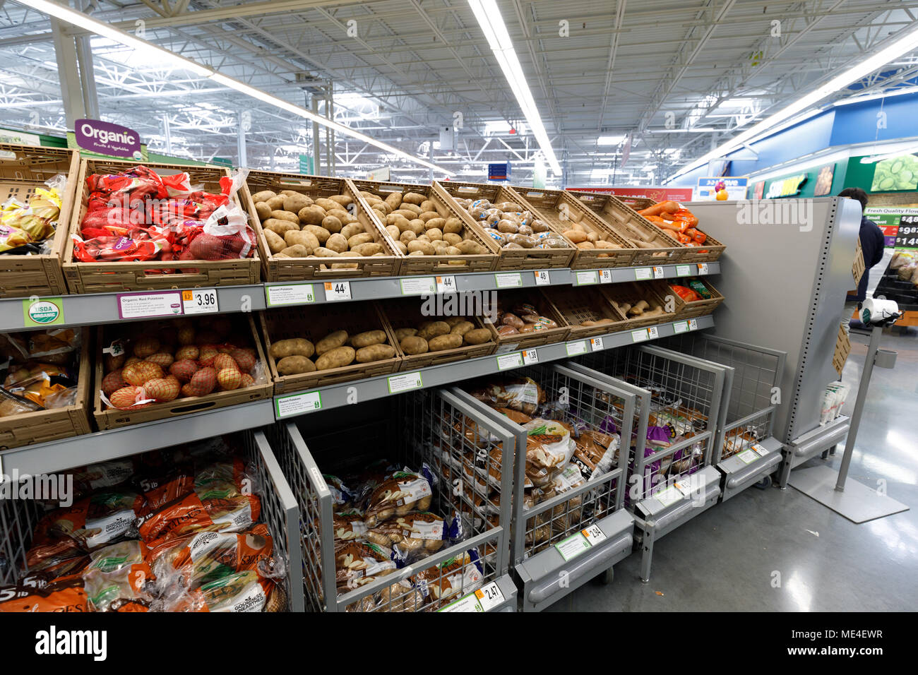 Portland, Oregon, USA - April 9, 2018: Walmart Stores Interieur. ist ein US-amerikanisches multinationales Unternehmen, die großen Discounter und ist die wo Stockfoto