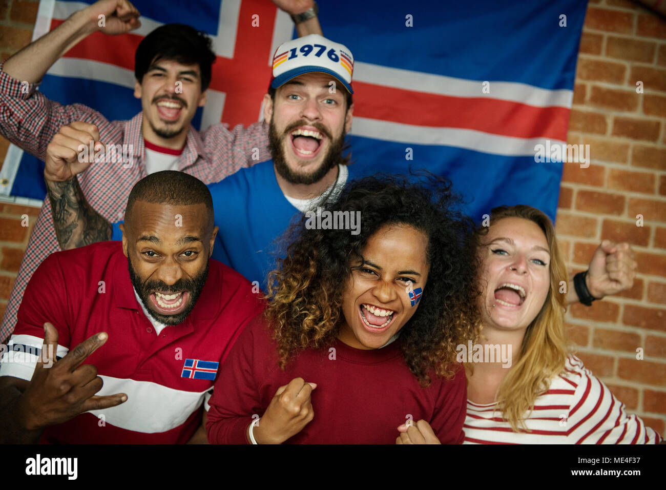 Freunde jubeln Wm mit gemalten Flagge Stockfoto