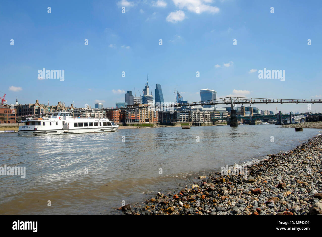 Themse Vorland bei Ebbe mit Blick auf die City von London. Stockfoto