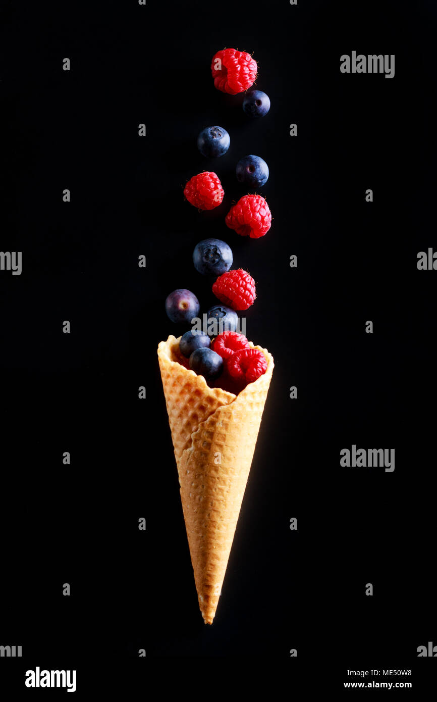 Konzept der frisches Obst als Alternative zu Eis. Beeren Früchte aus Der knusprig-Kegel Wafer. Stockfoto