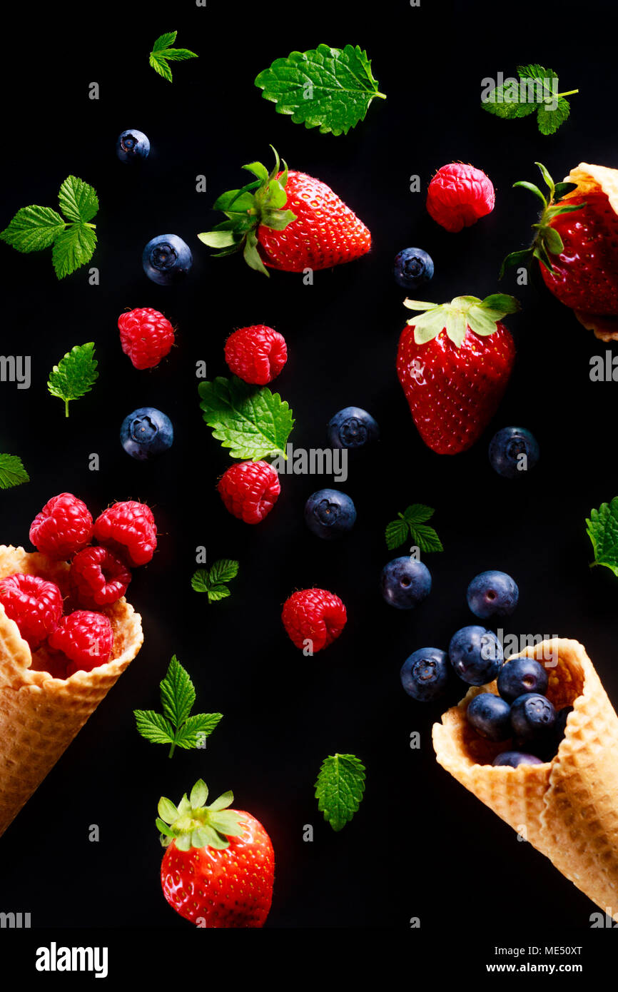 Konzept der frisches Obst als Alternative zu Eis. Beeren Früchte aus Der knusprig-Kegel Wafer. Stockfoto