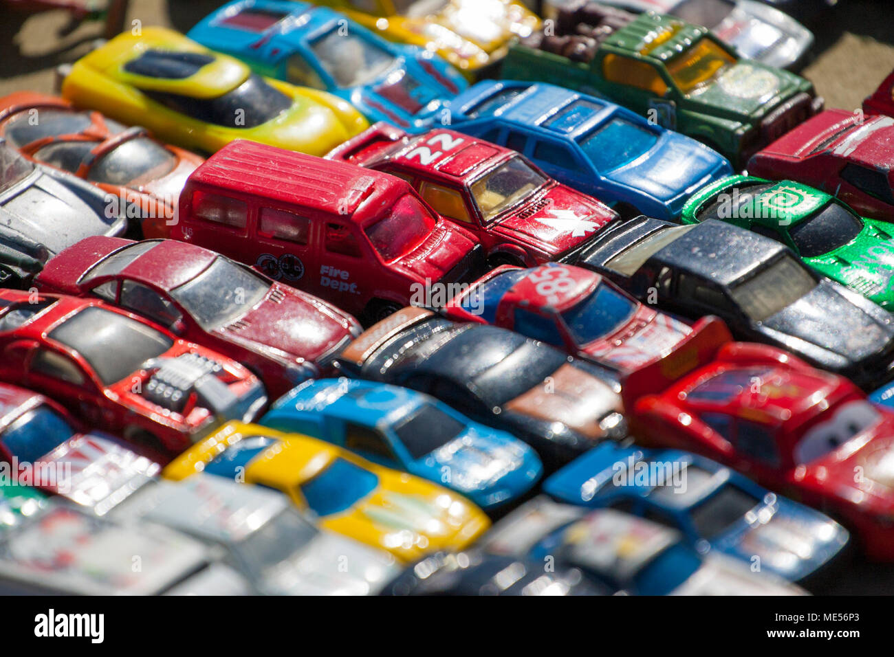 Altes Spielzeug Autos für Verkauf zu einem vintage Messe England UK GB Stockfoto
