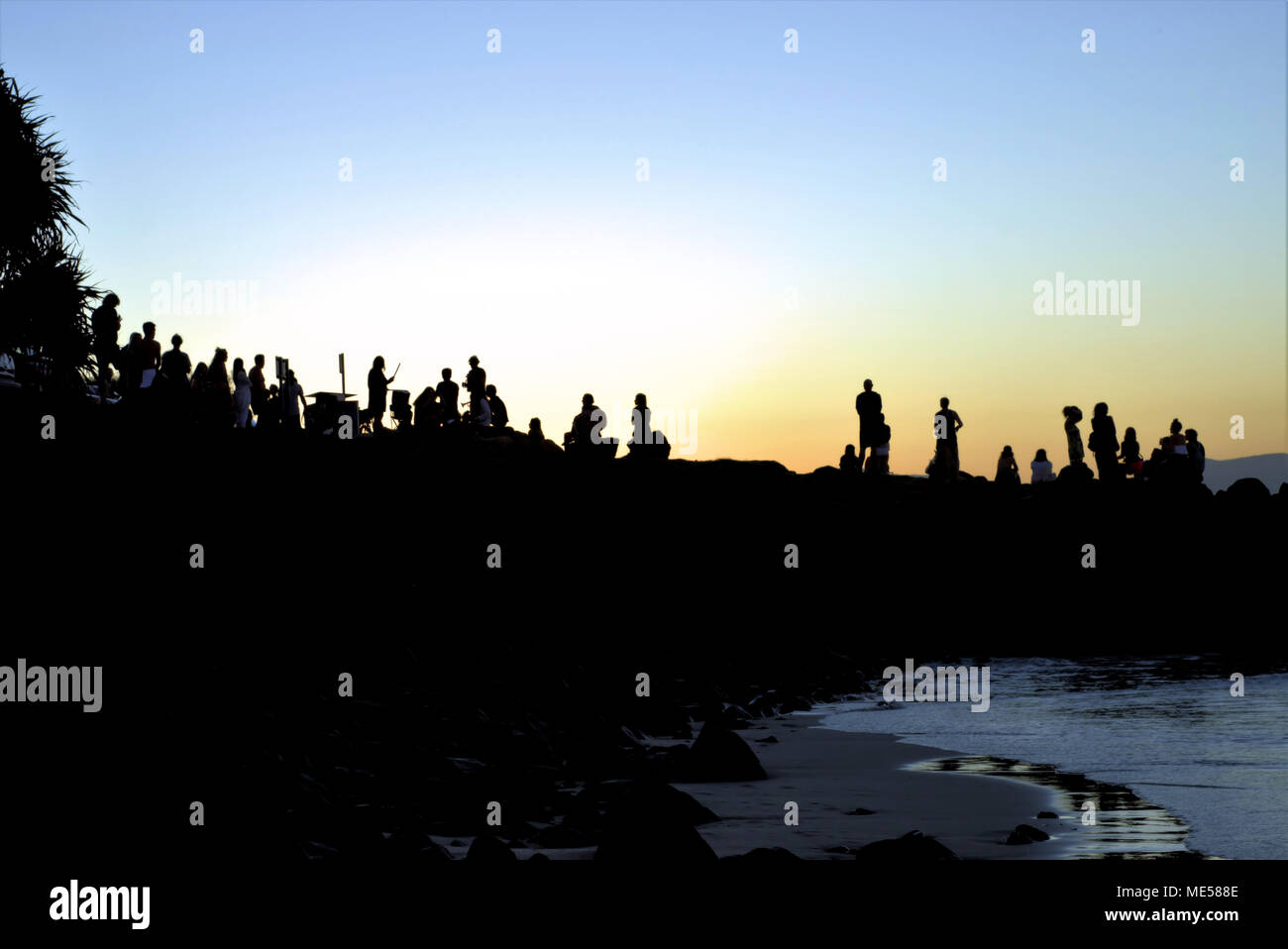 Silhouette Der Menschen Am Strand In Australien New South Wales Mehrere Leute Beobachten Sonnenuntergang Am Australischen Strand Von Byron Bay Stockfotografie Alamy