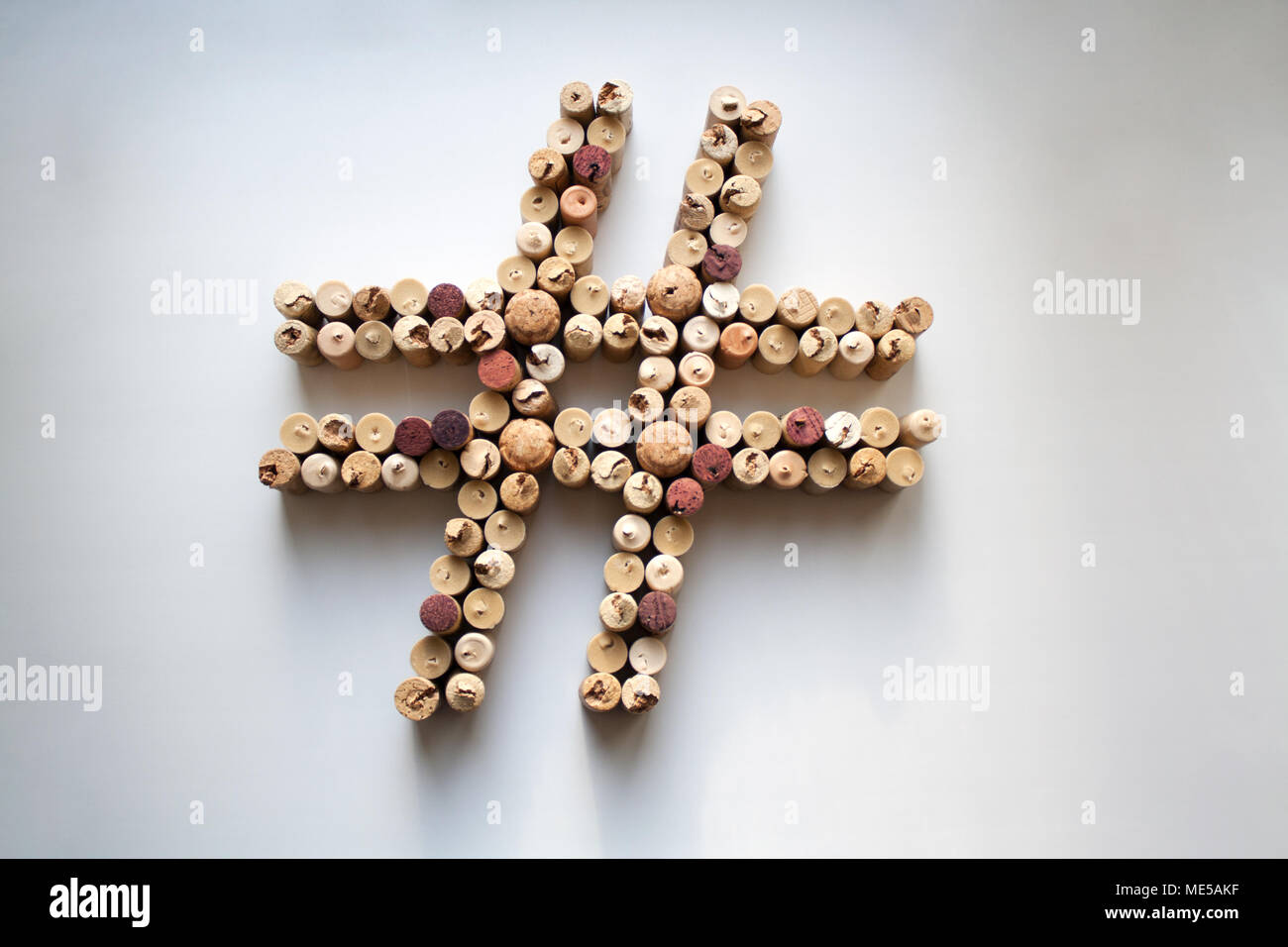 Weinkorken hashtag Symbol abstrakte Komposition auf Weiß von einem hohen Winkel anzeigen isoliert Stockfoto