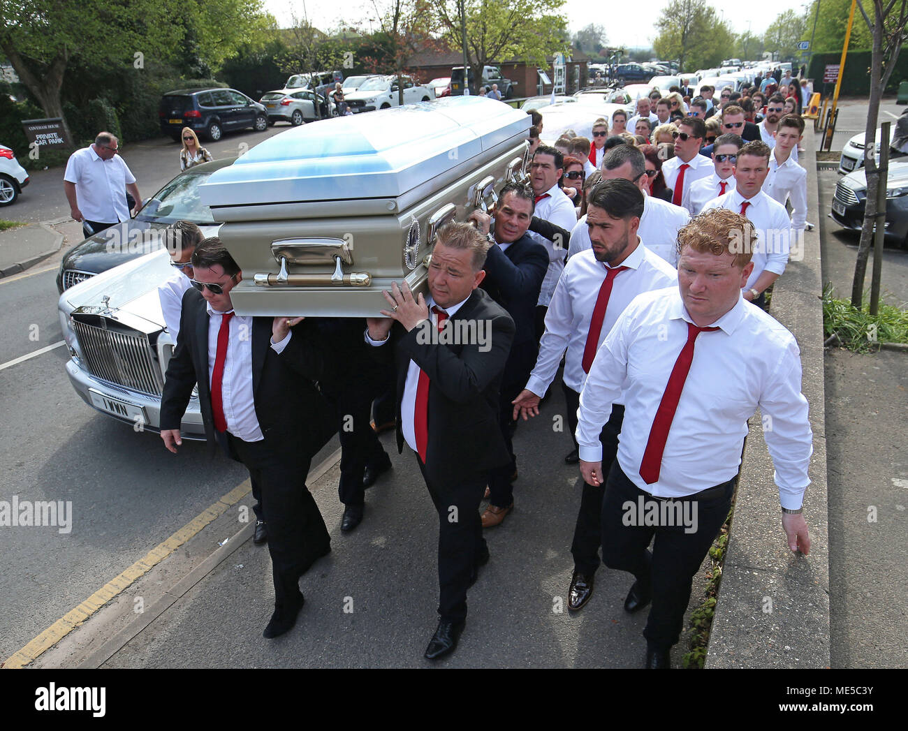 Der Sarg von Queenie, die Mutter von Big Fat Gipsy Hochzeit stern Paddy Doherty, verlässt die Herz-Jesu-Kirche in Cobham, Surrey nach ihrer Beerdigung. Stockfoto