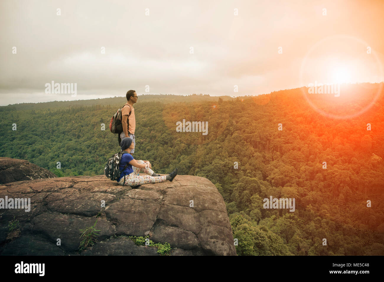 Paare von jungen Reisen Mann und Frau entspannende Trekking auf Rock Cliff verwenden Sie für Leute, die Aktivitäten, Freizeit lifestyle Stockfoto