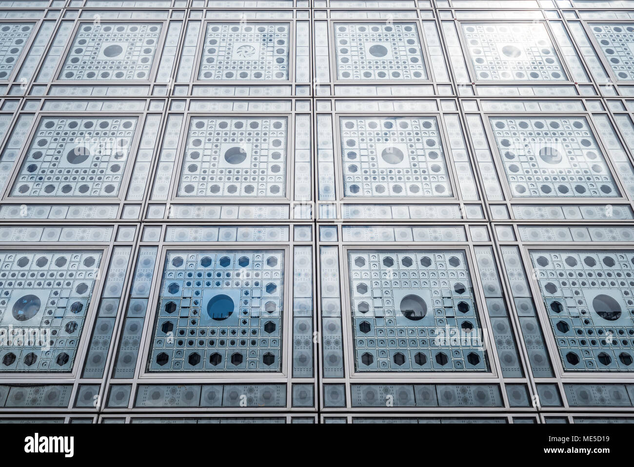 Frankreich, Paris, 5. April 2018: Institut du Monde Arabe entworfen vom französischen Architekten Jean Mouvel Stockfoto