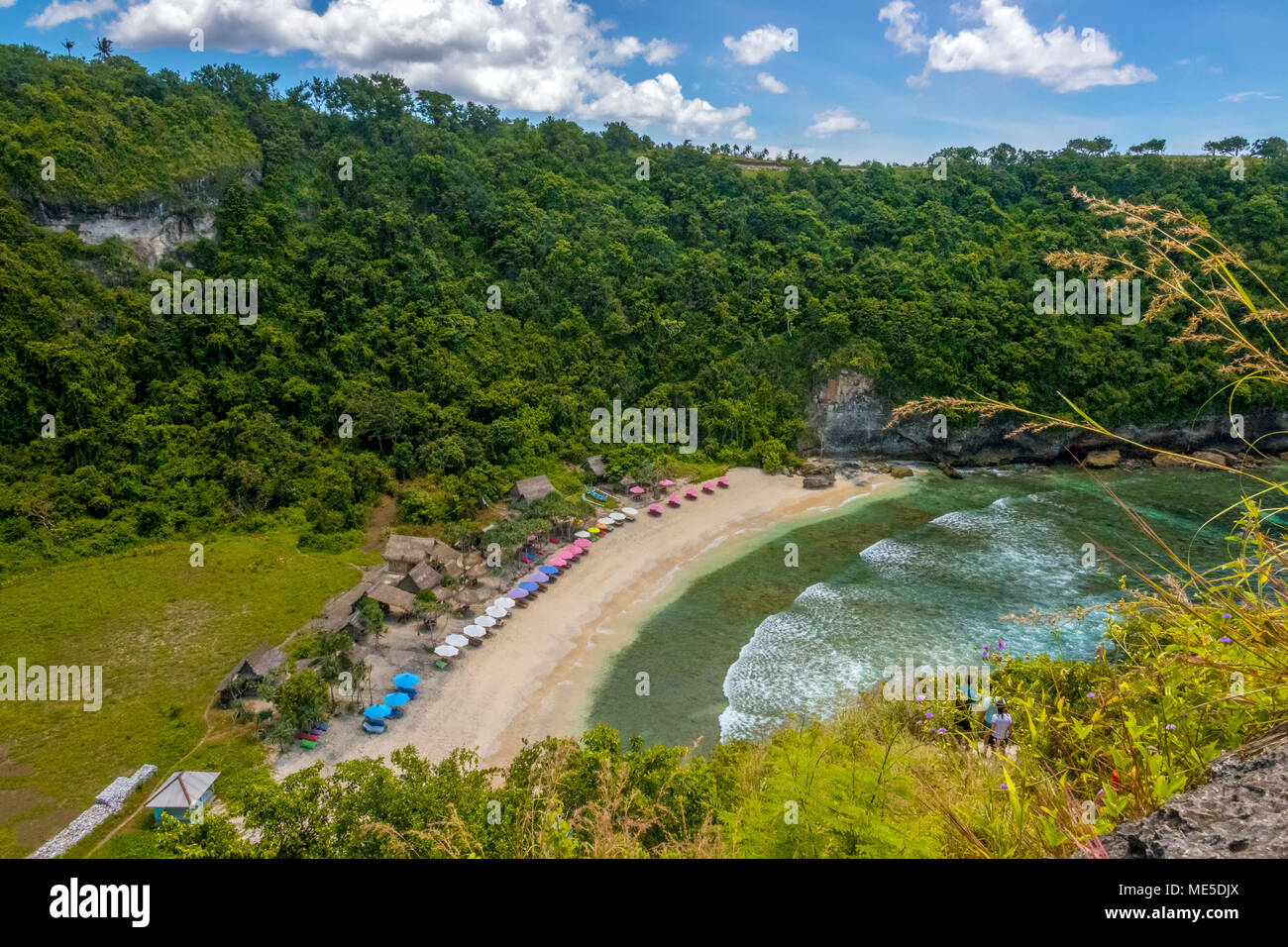 Indonesien. Tropische Insel. Eine kleine leere Strand zwischen Felsen und Dschungel Stockfoto