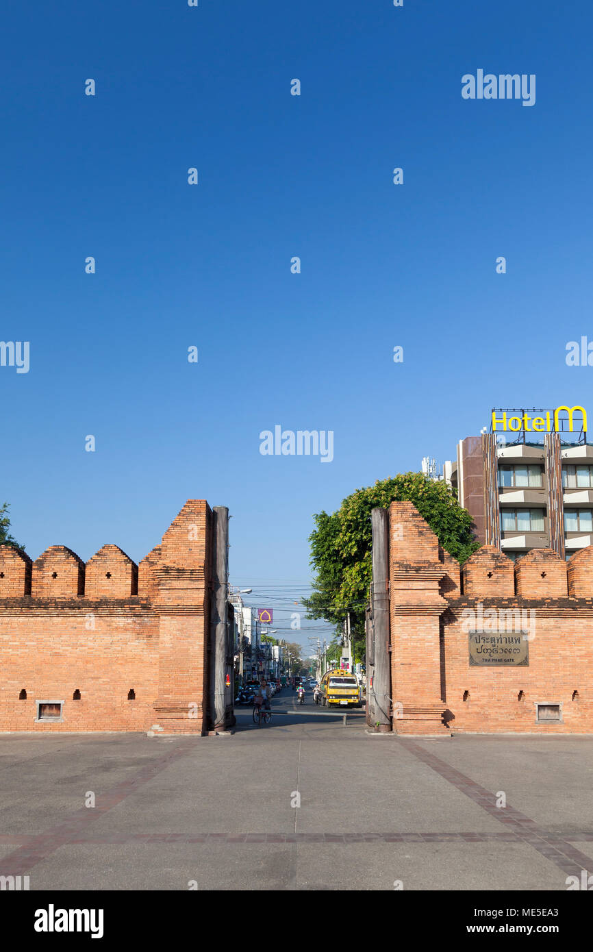 Thapae Gate am Graben in der Altstadt, Chiang Mai, Thailand Stockfoto