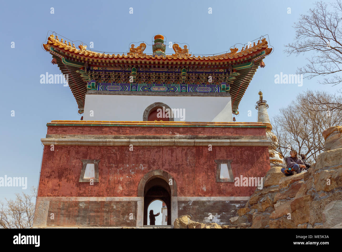Buddhistische Tempel bauten in felsigen Abhang im Sommerpalast in Peking, China, thront. Stockfoto
