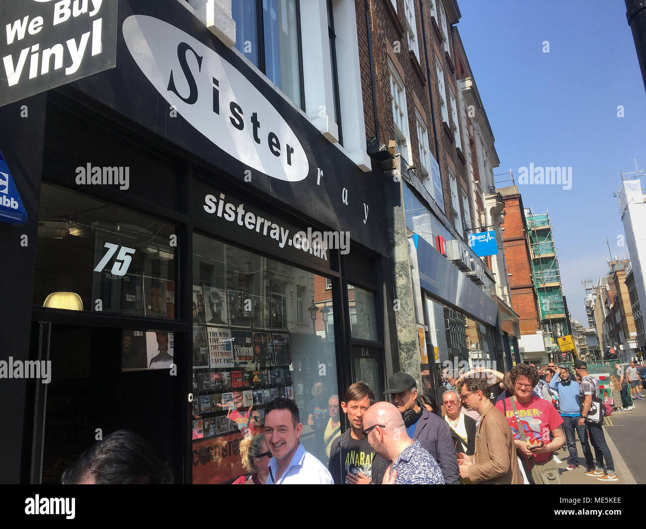 Die Menschen in der Warteschlange außerhalb Schwester Ray Datensätze in Soho, London limited edition on Record Store zu kaufen. Stockfoto