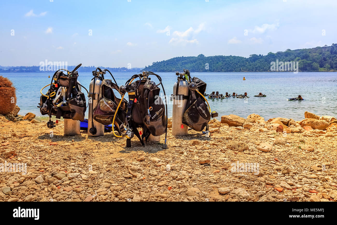 Tauchen Ausrüstung an der Küste von North Bay Island Andamanen Indien mit Blick auf das Meer mit versenkten Taucher. Stockfoto