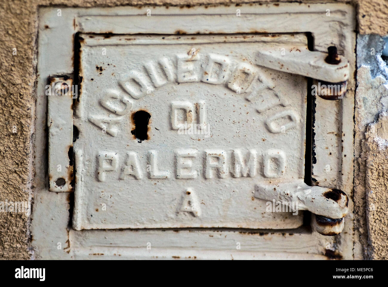 PALERMO - 10. Juni: ein Jahrgang Plakette von Palermo Wasserleitung, Palermo, Italien, Juni 10,2013. Stockfoto