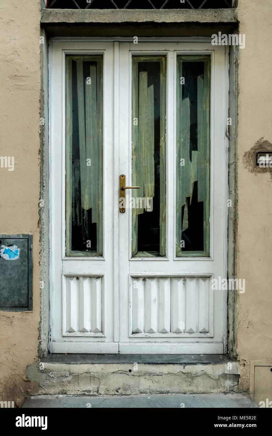 Eine alte Tür in Pistoia, Toskana. 2017. Stockfoto