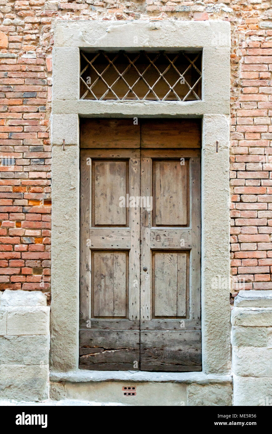 Eine alte Tür in Pistoia, Toskana. 2017. Stockfoto