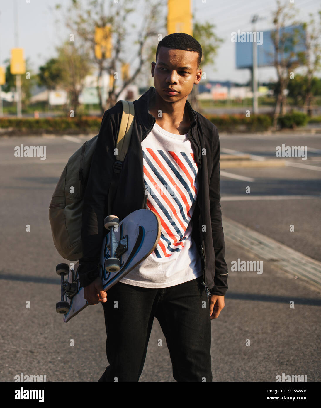 Teenager Junge mit einem Skateboard Stockfoto