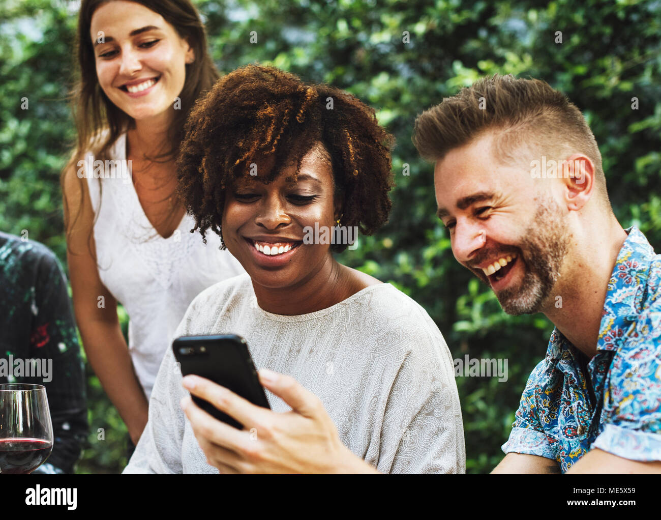 Gruppe von diversen Freunden genießen Sommer Party zusammen Stockfoto