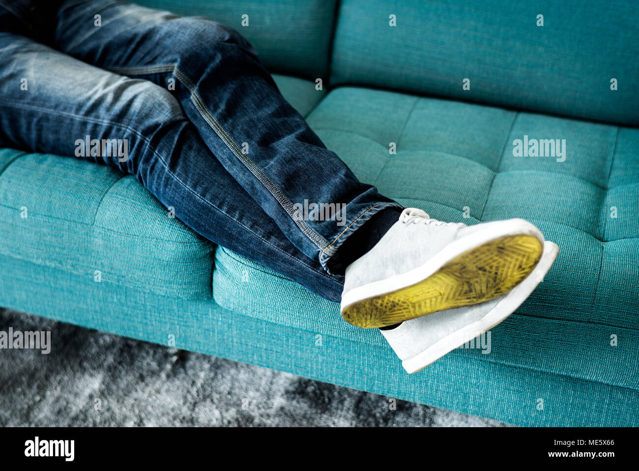 Closeup Paar Beine auf dem Sofa Stockfoto