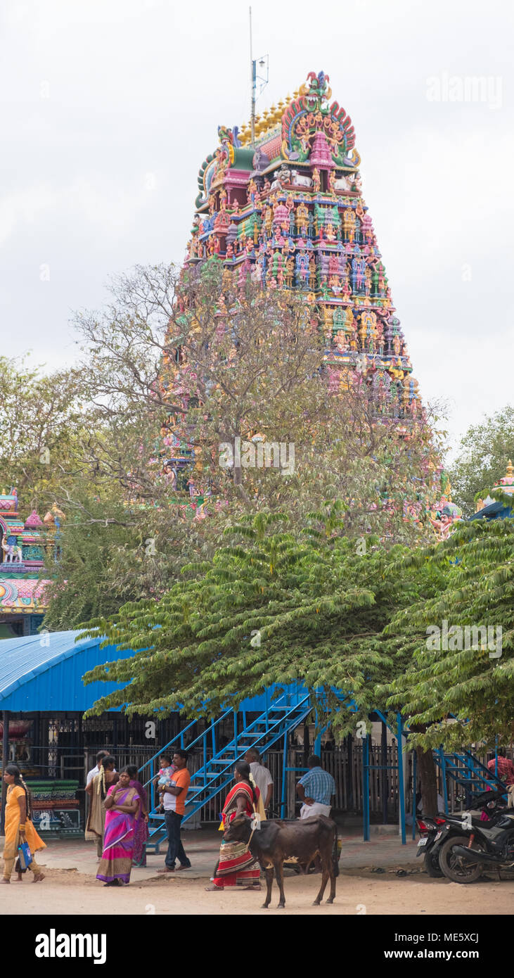 Tamil Nadu, Indien - 12. März 2018: Anhänger im 5. Jahrhundert Karpaka Vinayakar Hindu Tempel in Pillaiyarpatti enthält ein Felsen Schrein Stockfoto