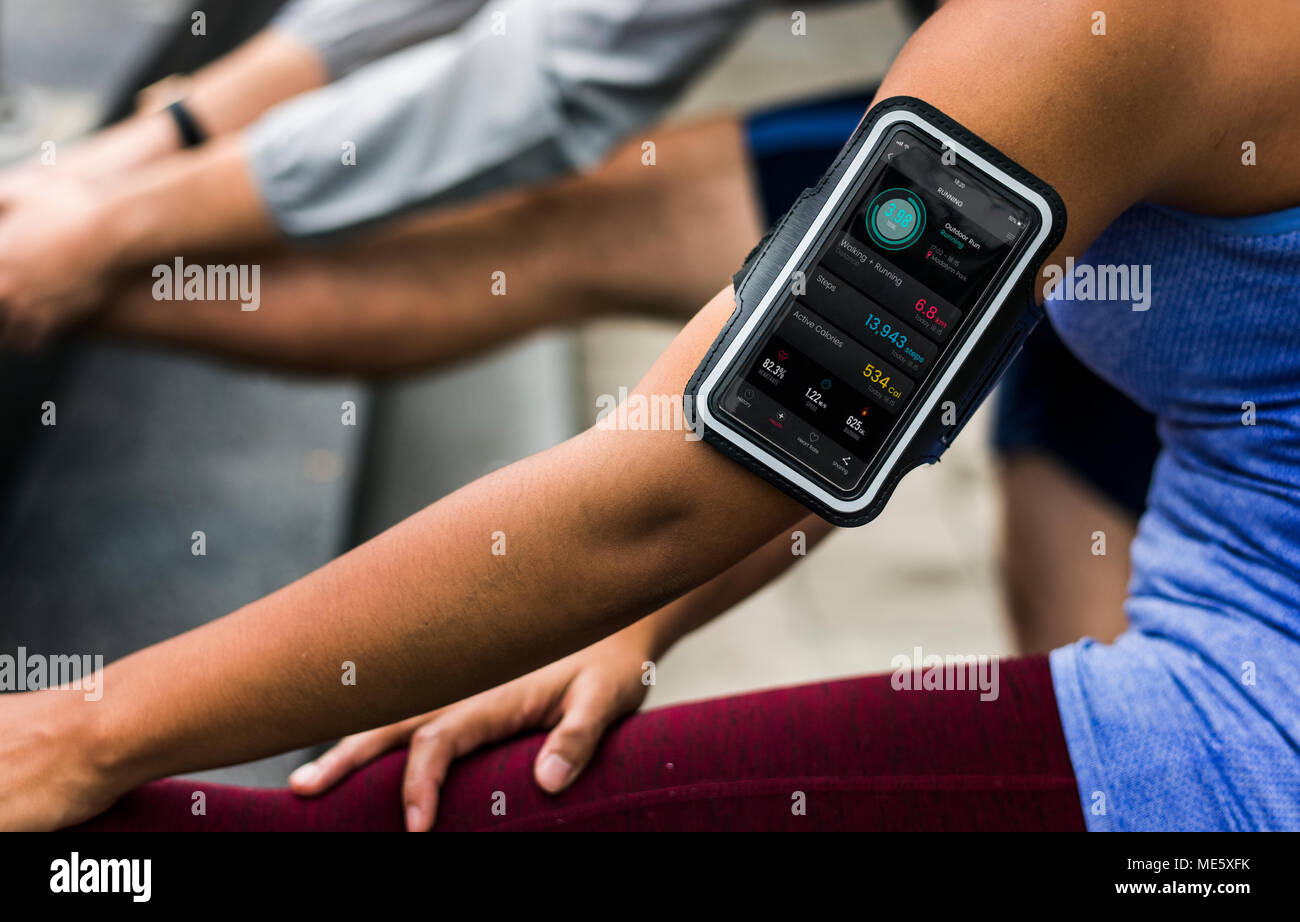 Sportliche Frau mit einem smart Gadget Stockfoto