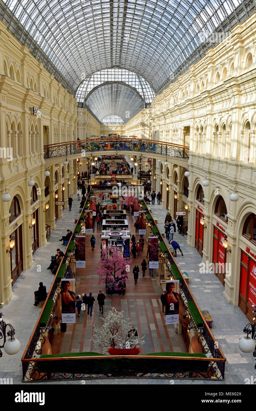 Moskau, Russland - 17. März 2018. Innenansicht der Kaufhaus Gum am Roten Platz in Moskau, mit Menschen. Stockfoto