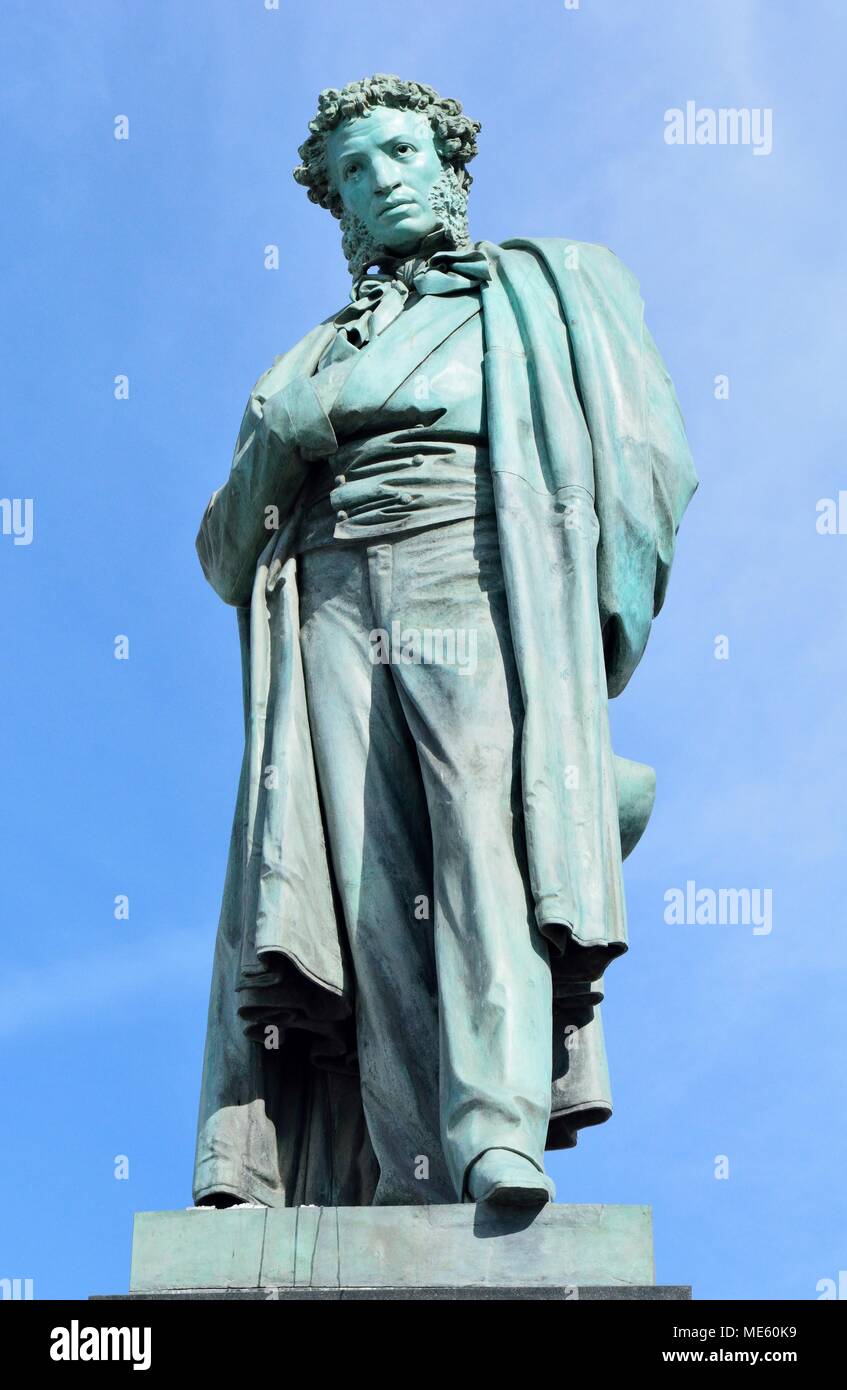 Moskau, Russland - 19. März 2018. Statue von Puschkin am Puschkinplatz entfernt in Moskau. Die Statue wurde vorgestellt von Ivan Turgenev und Fjodor Dostojewski ich Stockfoto