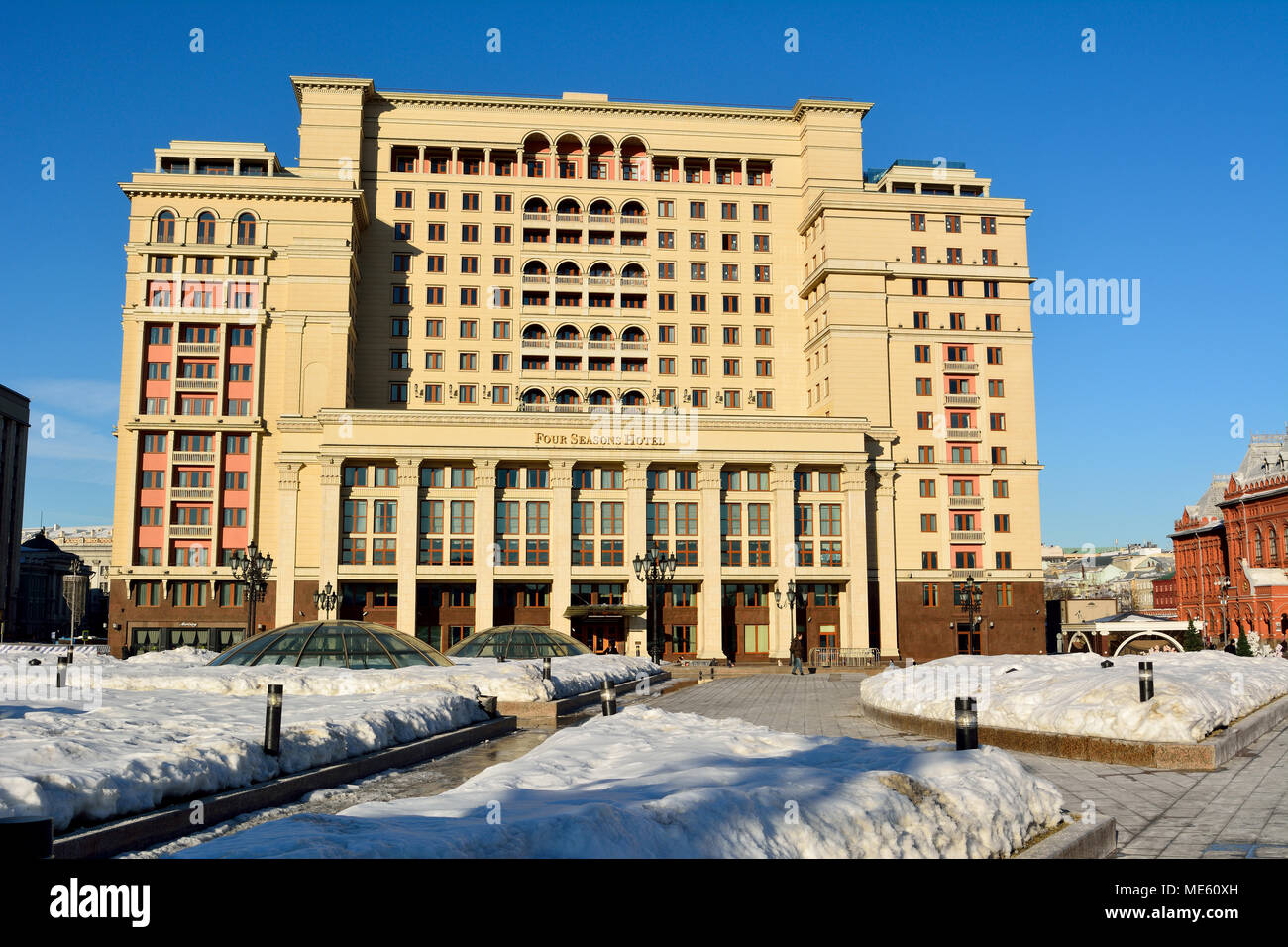 Moskau, Russland - 20. März 2018. Außenansicht des Four Seasons Hotel auf Okhotniy Ryad Straße in Moskau, im Winter. Stockfoto