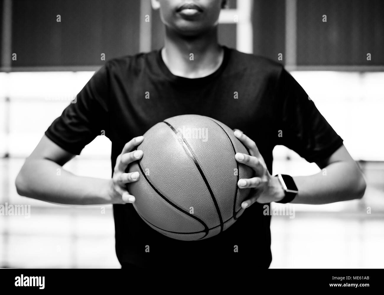 Afrikanische amerikanische Teenager mit einem Basketball auf dem Gericht Stockfoto