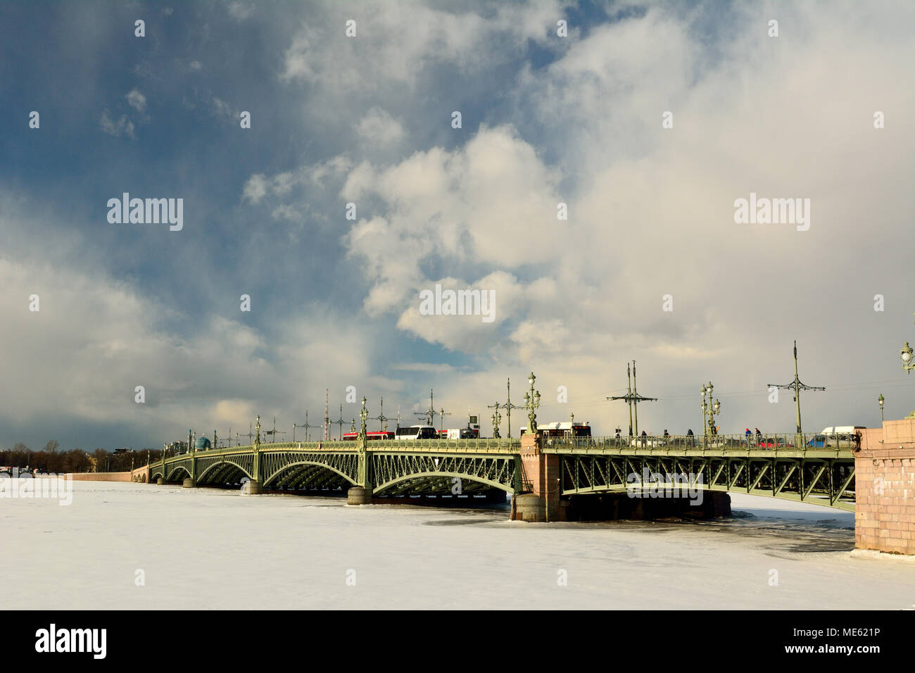 St. Petersburg, Russland - 26. März 2018. Troitskiy Brücke in St. Petersburg, mit gefrorenen Fluss Newa, Stadtverkehr und Menschen. Stockfoto